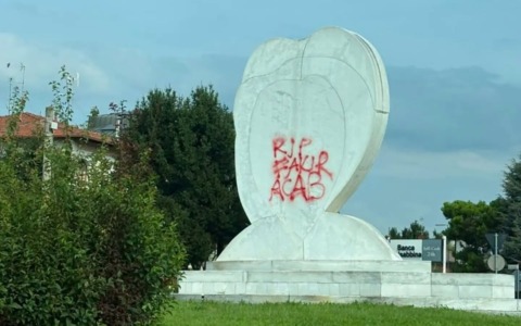 Imbrattato dai vandali il Volto della Franciacorta