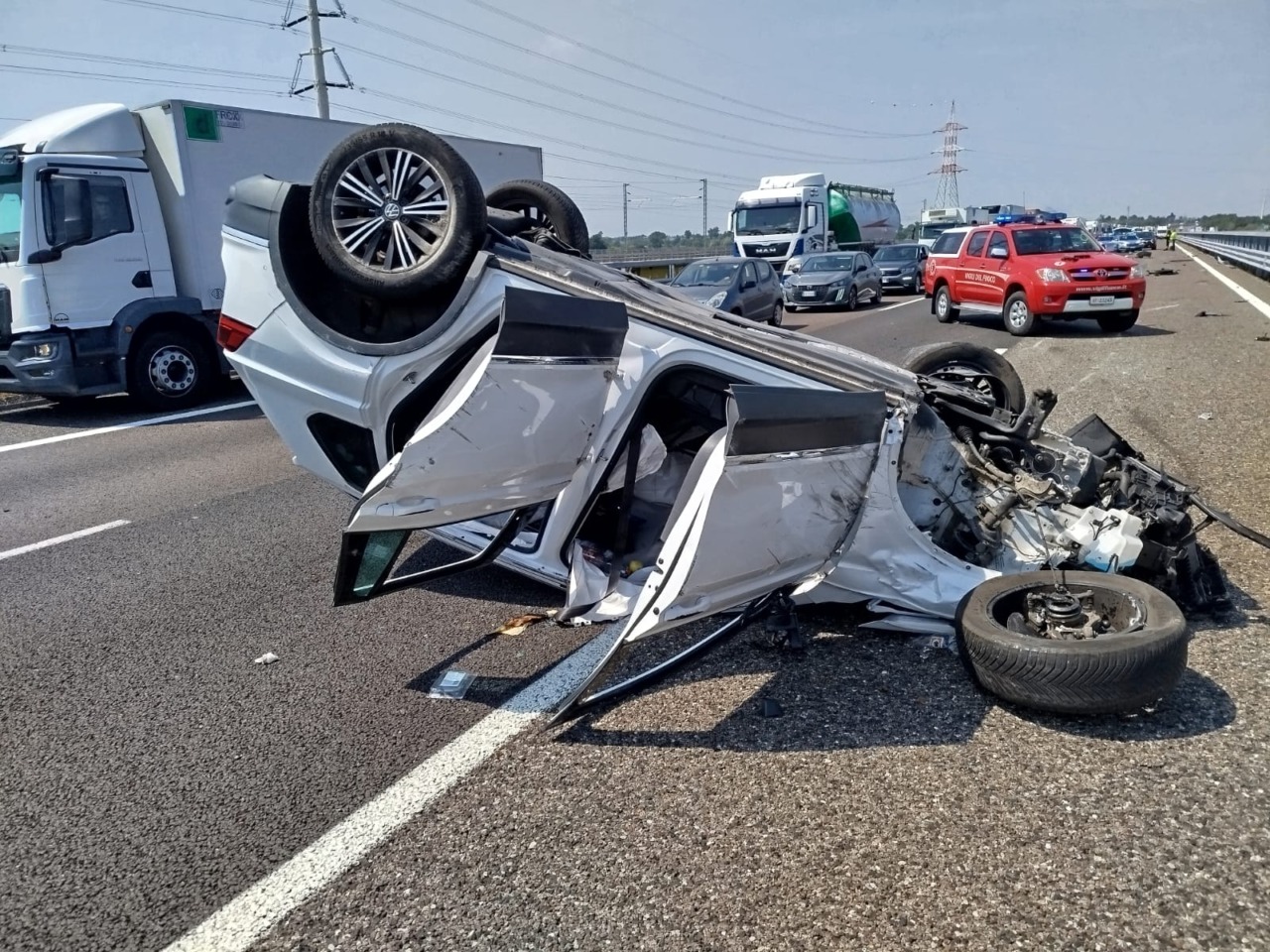A35: auto finisce a ruote all’aria, a bordo anche un bimbo di cinque anni