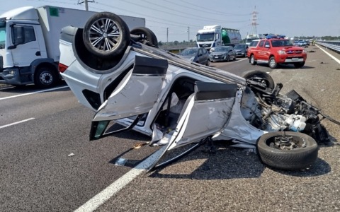 A35: auto finisce a ruote all’aria, a bordo anche un bimbo di cinque anni