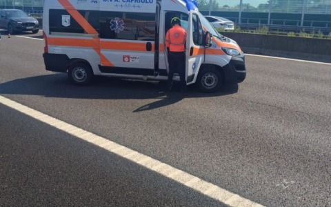 A4: coppia di anziani si scontra con l’auto contro il guard rail della piazzola di sosta