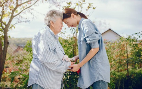 Assistenza agli anziani a distanza: come prendersi cura di un genitore anche vivendo lontano