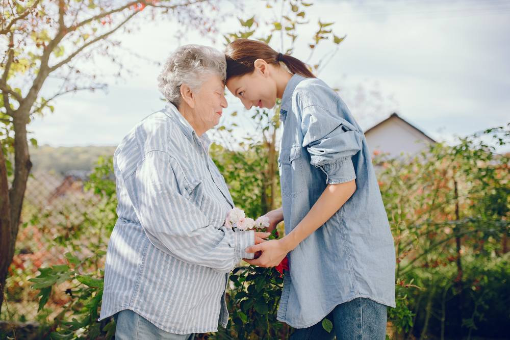 Assistenza agli anziani a distanza: come prendersi cura di un genitore anche vivendo lontano