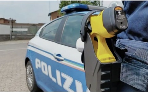 Brescia: si aggirano con fare sospetto nel parcheggio della banca, 33enne esagitato fermato con il taser