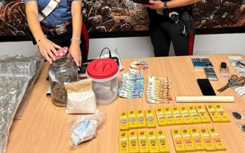 Carabinieri irrompono in due abitazioni e sequestrano oltre tre chili di droga, un arresto