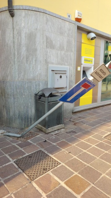 Castrezzato, auto contro il muro delle Poste: palo colpisce alla testa un operatore ecologico