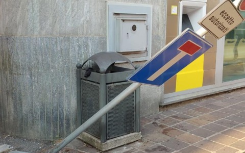 Castrezzato, auto contro il muro delle Poste: palo colpisce alla testa un operatore ecologico