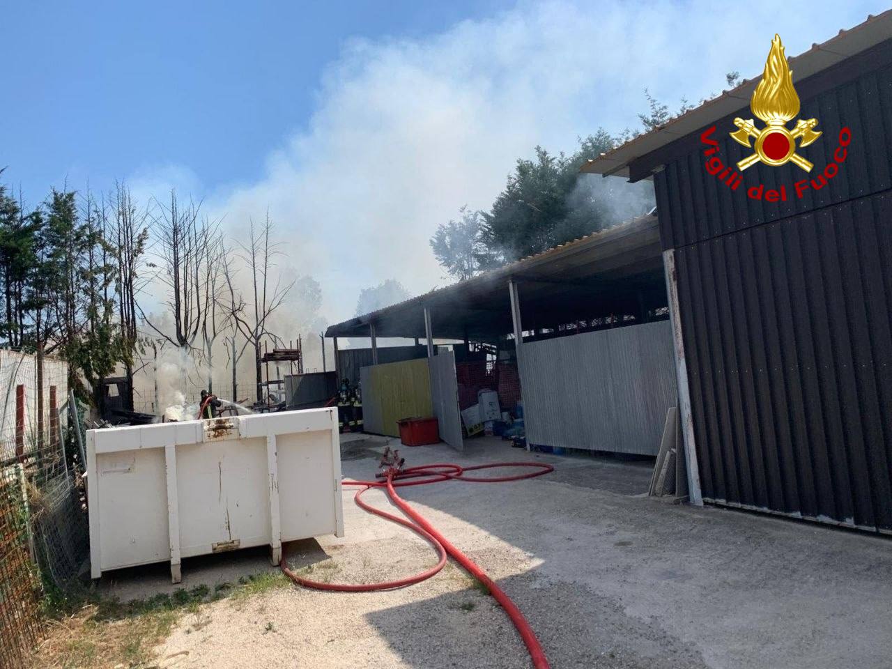 Desenzano del Garda: a fuoco un deposito vicino ad allevamento rottweiler