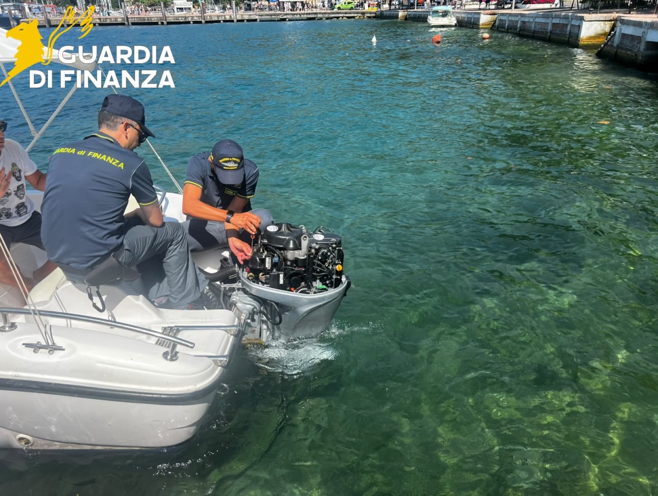 Barche truccate a noleggio sui laghi bresciani: una su tre è illegale