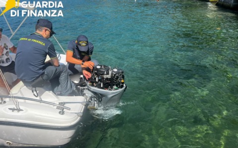 Barche truccate a noleggio sui laghi bresciani: una su tre è illegale