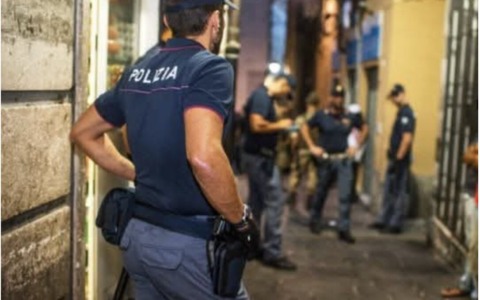 Fuori controllo all’esterno del bar, 39enne slaccia le cinghie della barella e aggredisce i sanitari