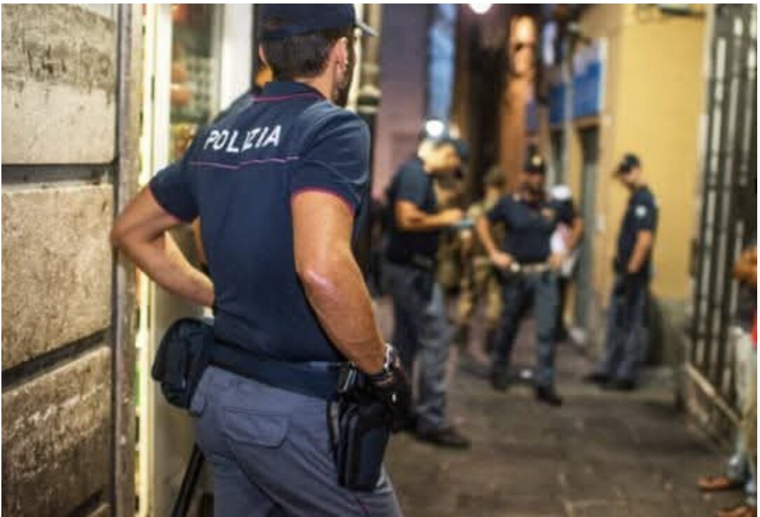 Fuori controllo all’esterno del bar, 39enne slaccia le cinghie della barella e aggredisce i sanitari