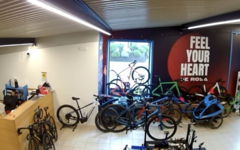 Salò, furto nel negozio di Sonny Colbrelli: il ladro si è finto cliente al mattino e ha colpito nel pomeriggio