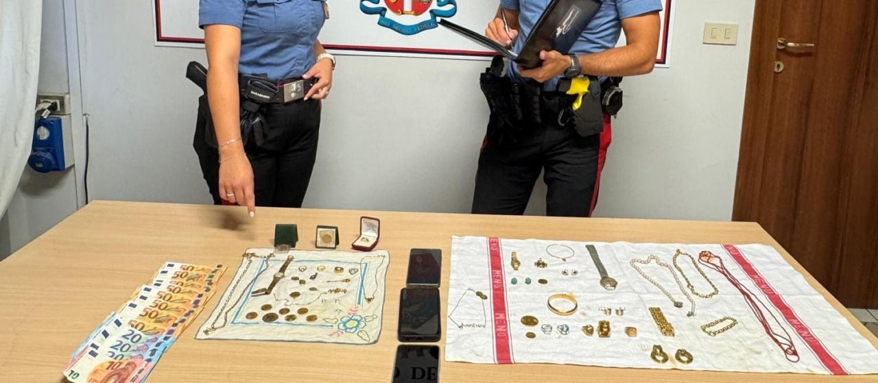 “Hanno clonato la targa dell’auto di sua figlia” ma è una truffa: in manette “finti carabinieri”