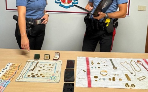 “Hanno clonato la targa dell’auto di sua figlia” ma è una truffa: in manette “finti carabinieri”