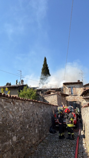 Provaglio d’Iseo, auto prende fuoco e incendia un’abitazione: nessun ferito