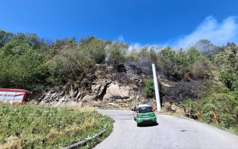 Incendio nel bosco a Vezza d’Oglio