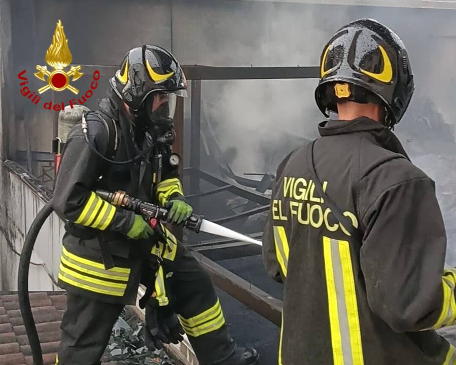 Incendio in azienda a Pian Camuno: terminati gli interventi dei Vigili del Fuoco