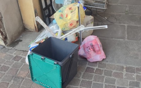 Iseo: abbandona i rifiuti in piazza Garibaldi, scattano la maxi multa da 4.800 euro e la denuncia