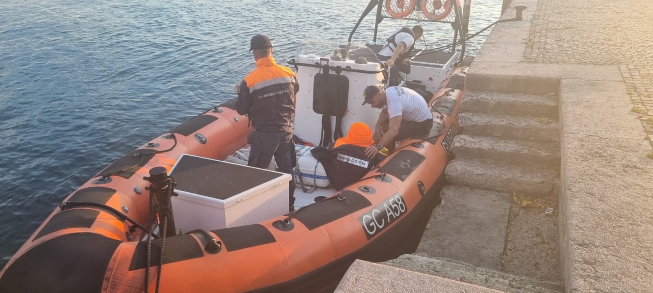 Lago di Garda: imbarcazione alla deriva, due giovani in acqua