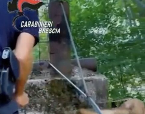 Legato, minacciato con un coltello e colpito: fermati due giovani di 22 e 28 anni
