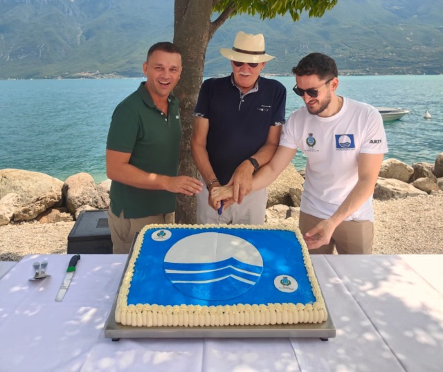 Limone sul Garda celebra la Bandiera Blu 2026, inaugurato il nuovo gommone di salvatggio