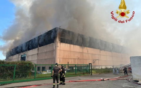 Lonato del Garda: in fiamme capannone industriale