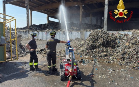 Incendio a Lonato del Garda: estinti i principali focolai, proseguono le operazioni di spegnimento e bonifica