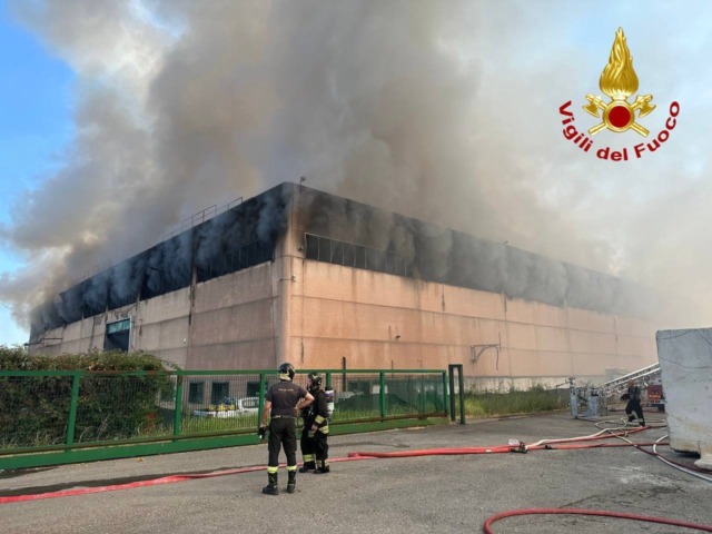 Lonato del Garda: in fiamme capannone industriale