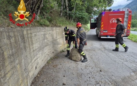 Massi sulla strada, paura a Vione