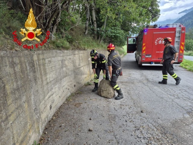 Massi sulla strada, paura a Vione