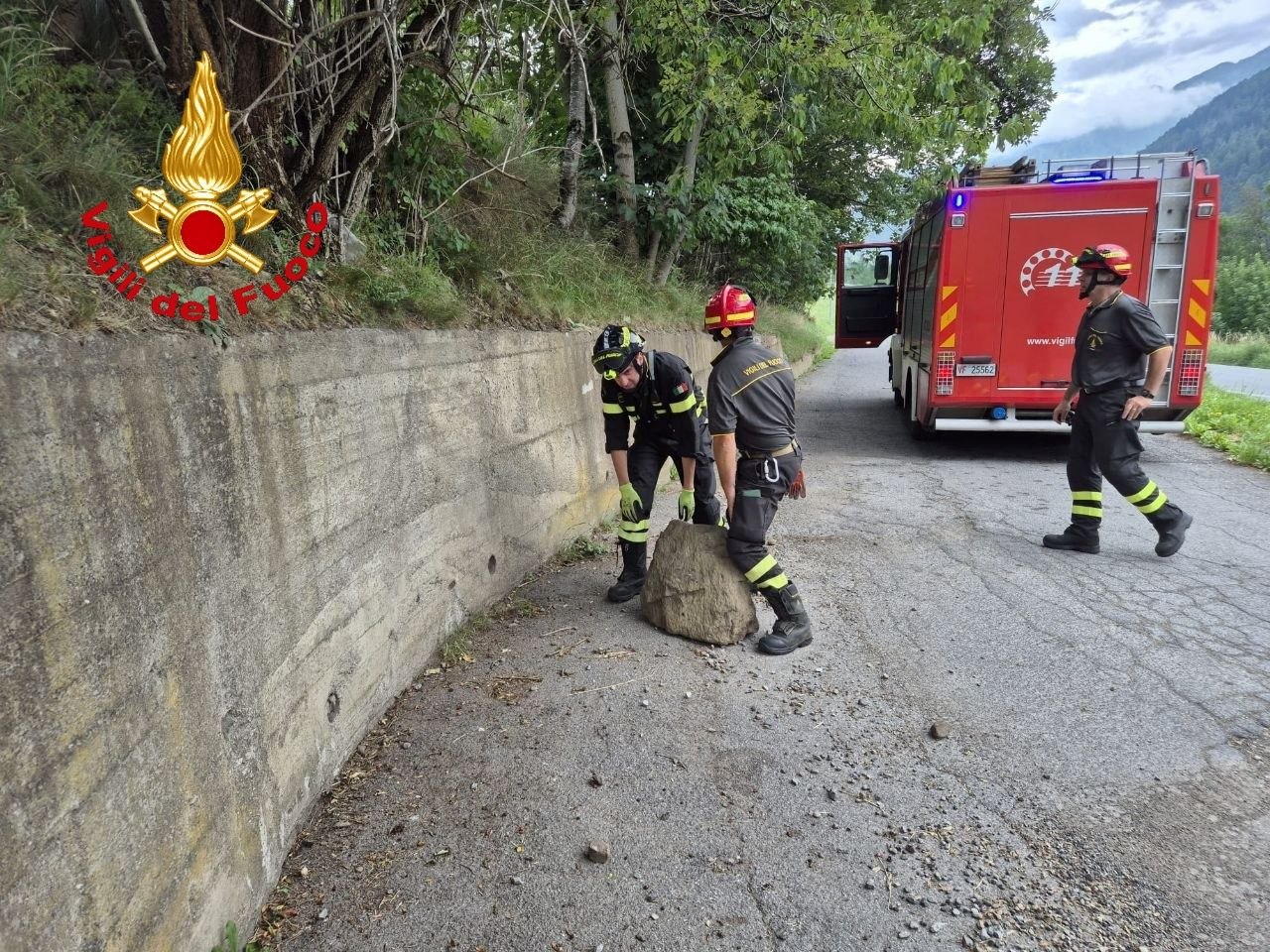 Massi sulla strada, paura a Vione