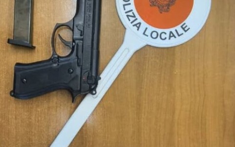Nasconde in un borsello una pistola giocattolo, due proiettili e un passamontagna: denunciato un minore