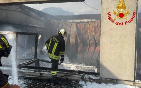 Pian Camuno: maxi incendio in un capannone industriale, al via la bonifica