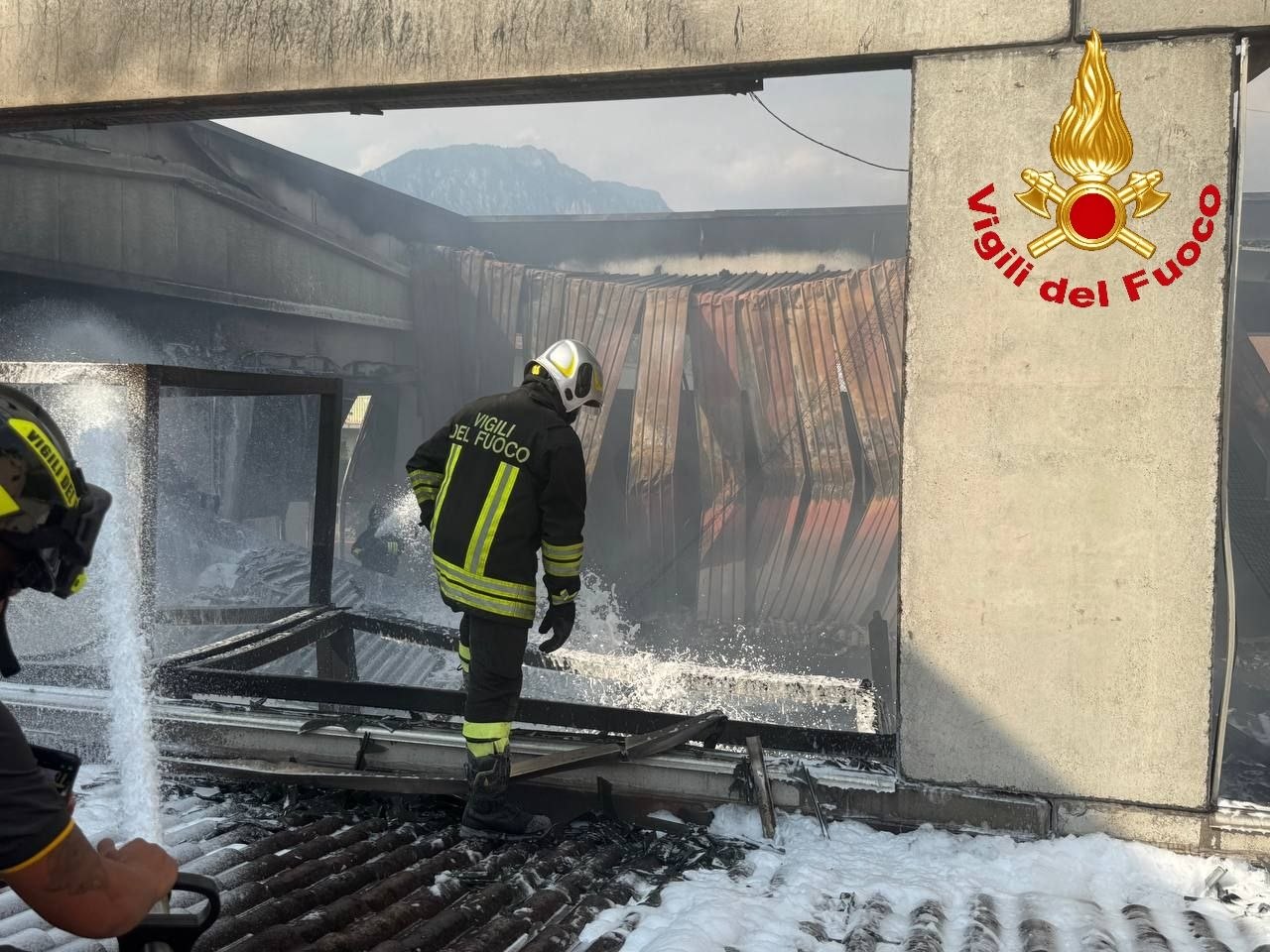 Pian Camuno: maxi incendio in un capannone industriale, al via la bonifica