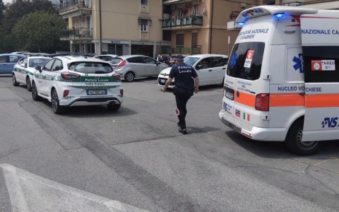 Pirata della strada parla con il motociclista ferito e scappa, un conoscente tenta di coprirlo ma viene scoperto