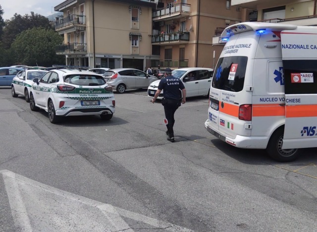Pirata della strada parla con il motociclista ferito e scappa, un conoscente tenta di coprirlo ma viene scoperto