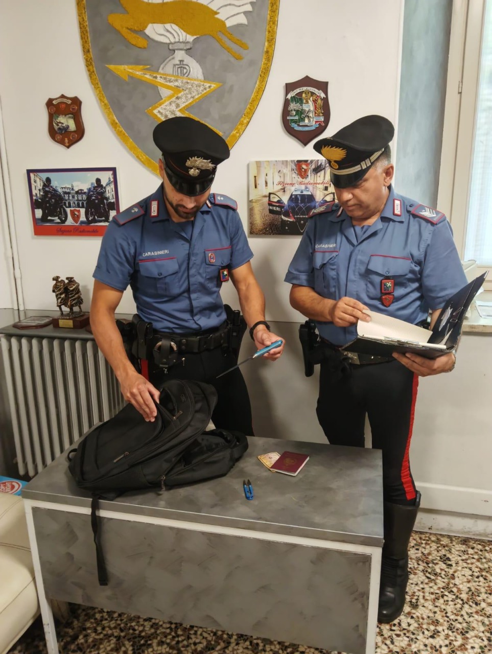 Rapina un supermercato in centro a Brescia e spintona l’addetto alla vigilanza: 25enne arrestato