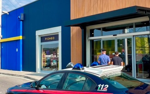 Ruba gli abiti e poi spintona la sicurezza per darsi alla fuga: 21enne in manette