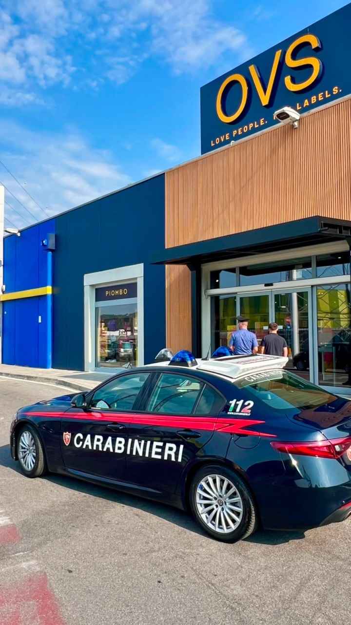 Ruba gli abiti e poi spintona la sicurezza per darsi alla fuga: 21enne in manette