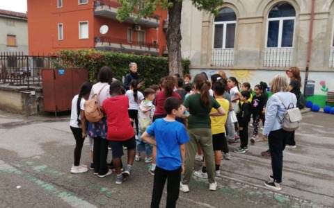 Il sindaco e gli alunni contro le deiezioni canine in strada