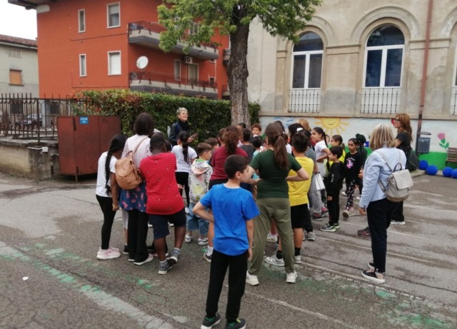 Il sindaco e gli alunni contro le deiezioni canine in strada
