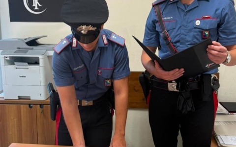 Sorpreso con stupefacenti per strad e in casa: arrestato un giovane