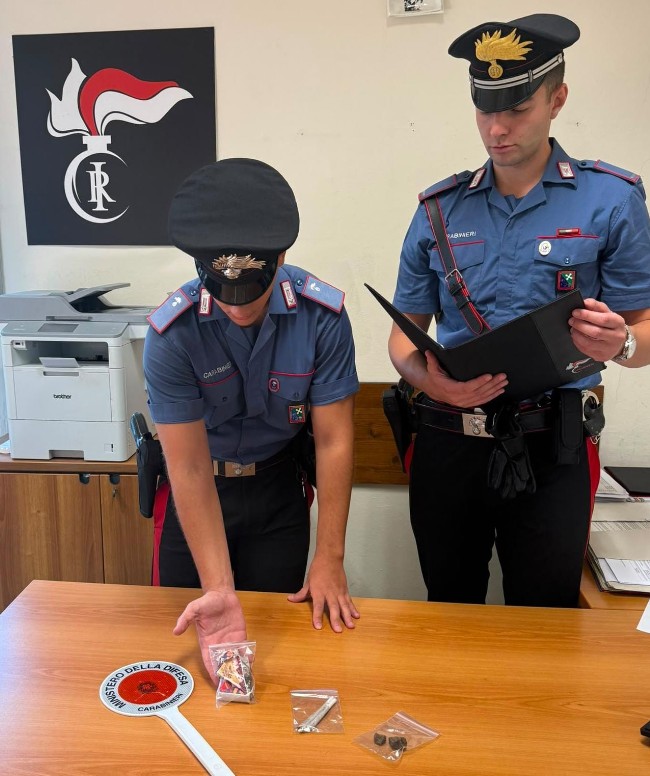 Sorpreso con stupefacenti per strad e in casa: arrestato un giovane