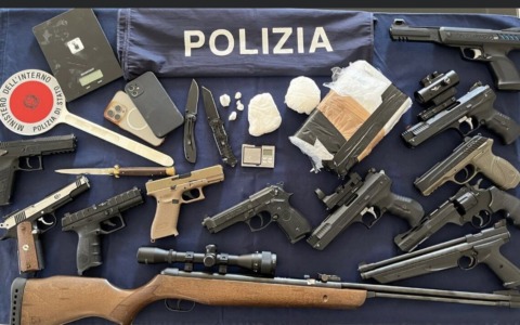 Spaccia mentre è ai domiciliari: in manette un 39enne