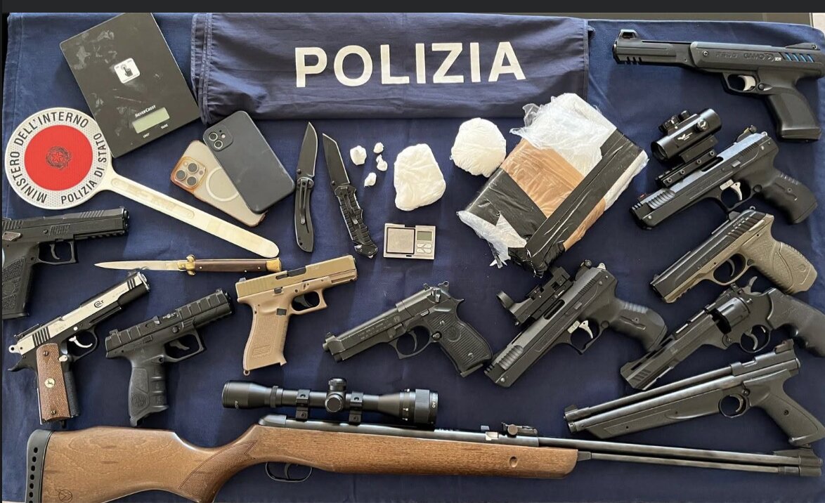 Spaccia mentre è ai domiciliari: in manette un 39enne