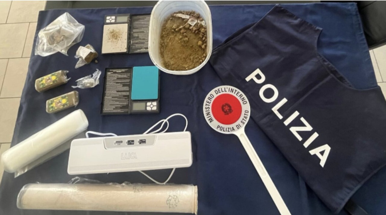 Spaccio, nasconde la droga in una dependance di casa: 50enne in manette