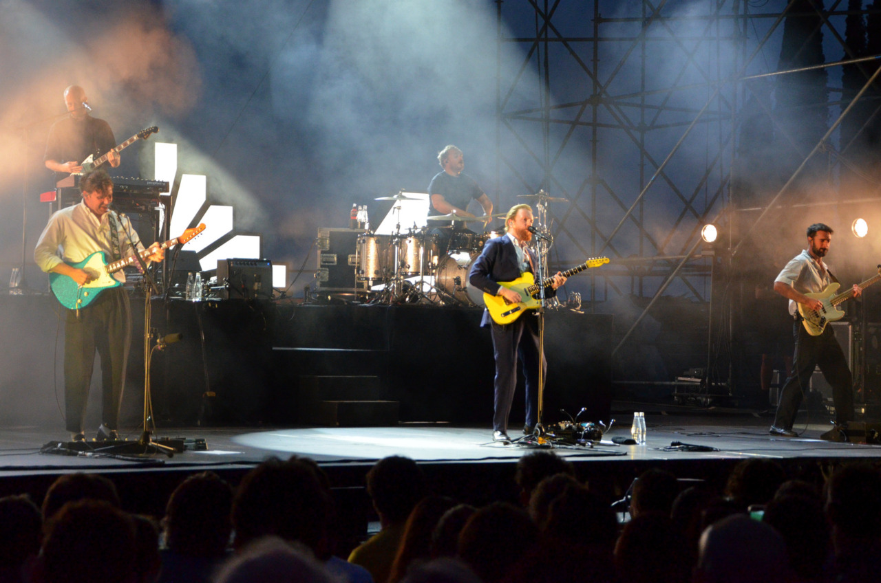 Two Door Cinema Club al Vittoriale degli Italiani: concerto sospeso e poi ripreso causa temporale