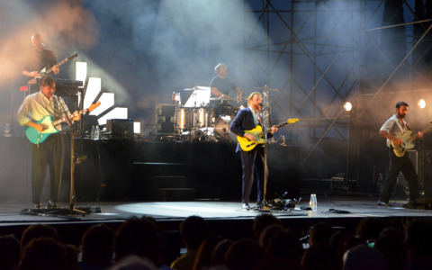 Two Door Cinema Club al Vittoriale degli Italiani: concerto sospeso e poi ripreso causa temporale