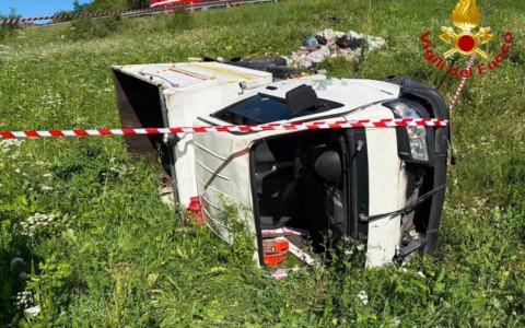 Temù: si ribalta un mezzo della raccolta rifiuti, l’intervento dei Vigili del Fuoco
