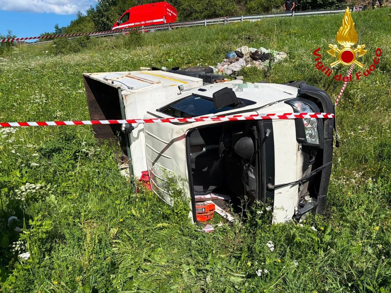 Temù: si ribalta un mezzo della raccolta rifiuti, l’intervento dei Vigili del Fuoco